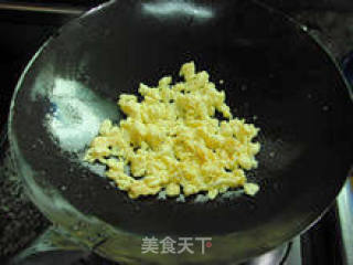 【半月鸡蛋饺】--- 选一款适合馅料的包法的做法步骤：4