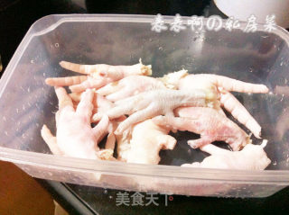 懒人菜谱 10分钟搞定软糯溜耙的红烧鸡爪的做法步骤：1