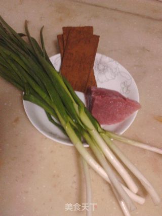 大蒜香干炒肉丝的做法步骤：1