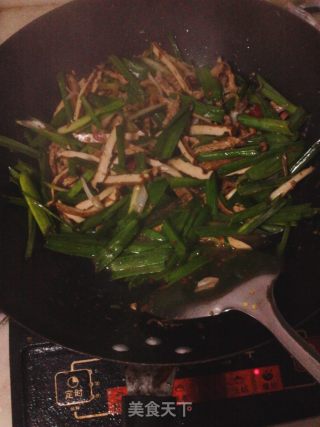 大蒜香干炒肉丝的做法步骤：2
