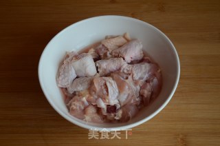 香菇焖鸡腿的做法步骤：1