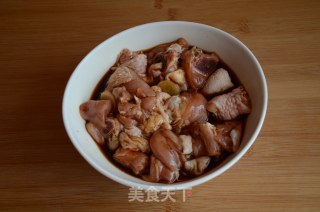香菇焖鸡腿的做法步骤：2