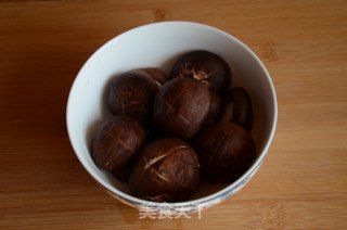 香菇焖鸡腿的做法步骤：3