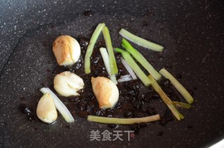 香菇焖鸡腿的做法步骤：6