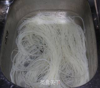 红油酸菜羊肉米线的做法步骤：1