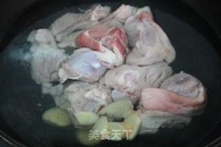 【一菜两吃】炖猪肘的做法步骤：2