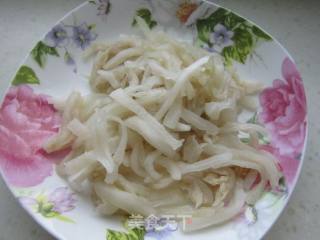 开胃的酸菜炒肉皮的做法步骤：2