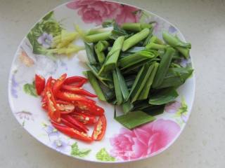 开胃的酸菜炒肉皮的做法步骤：3