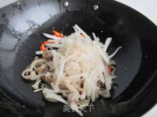 开胃的酸菜炒肉皮的做法步骤：7