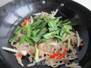 开胃的酸菜炒肉皮的做法步骤：8