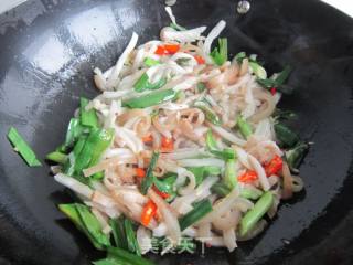 开胃的酸菜炒肉皮的做法步骤：9