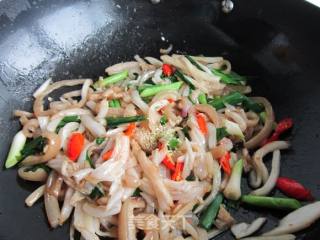 开胃的酸菜炒肉皮的做法步骤：10