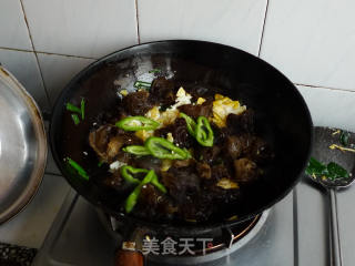 青椒木耳炒鸡蛋的做法步骤：8