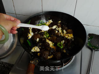 青椒木耳炒鸡蛋的做法步骤：9