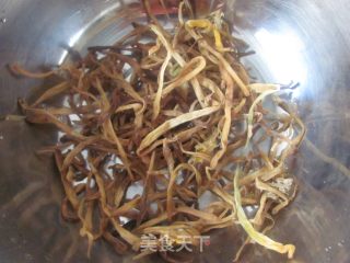 五花肉炒黄花的做法步骤：1