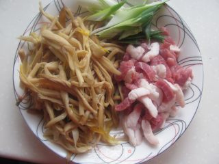 五花肉炒黄花的做法步骤：3