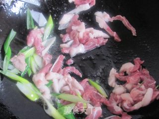 五花肉炒黄花的做法步骤：6