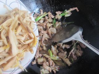 五花肉炒黄花的做法步骤：8