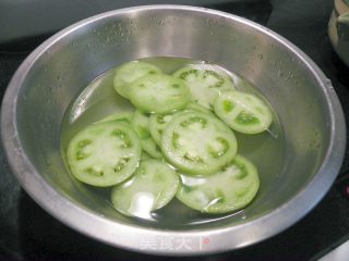 酥炸绿番茄的做法步骤：3