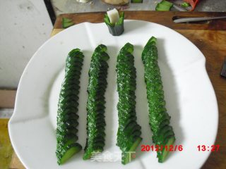 一根黄瓜的华丽变身之【简单便捷的凉拌小菜】的做法步骤：2