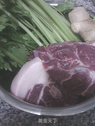 芹菜猪肉包的做法步骤：1