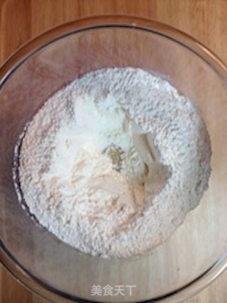 手擀意式黄金面(系列之一)黄金瀑布里蒜,椒香【传统的意式面】新鲜尝的做法步骤：4