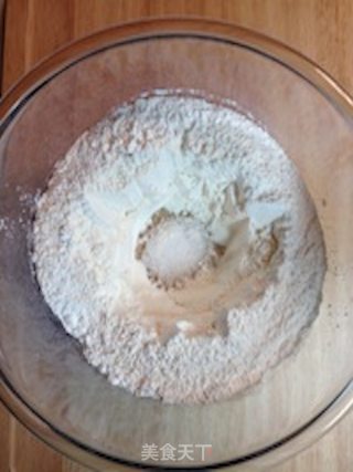 手擀意式黄金面(系列之一)黄金瀑布里蒜,椒香【传统的意式面】新鲜尝的做法步骤：5