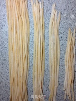 手擀意式黄金面(系列之一)黄金瀑布里蒜,椒香【传统的意式面】新鲜尝的做法步骤：35