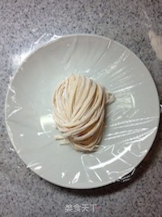 手擀意式黄金面(系列之一)黄金瀑布里蒜,椒香【传统的意式面】新鲜尝的做法步骤：42