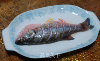 清蒸鲈鱼的做法步骤：1