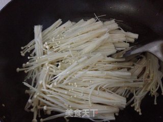 上汤金针菇肥牛的做法步骤：4