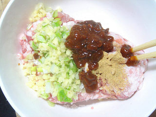 炸出来的美味---【萝卜猪肉丸子】的做法步骤：1