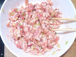 炸出来的美味---【萝卜猪肉丸子】的做法步骤：2