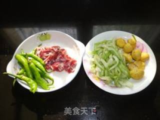 板栗白菜杆炒瘦肉的做法步骤：1