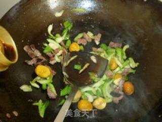 板栗白菜杆炒瘦肉的做法步骤：7