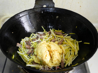 韭黄猪肉炒鸡蛋的做法步骤：8