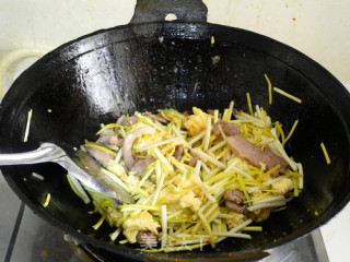 韭黄猪肉炒鸡蛋的做法步骤：9