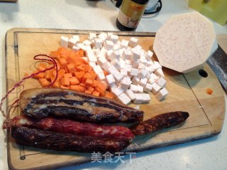 芋头腊味焖饭的做法步骤：1