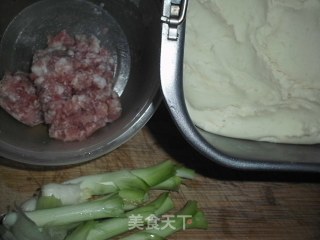 芝麻肉馅饼的做法步骤：1