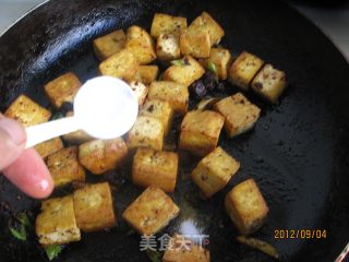 香菇酱炒豆腐的做法步骤：9