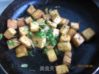 香菇酱炒豆腐的做法步骤：11