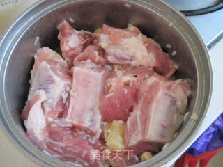 好吃营养的小米玉米蒸排骨的做法步骤：1