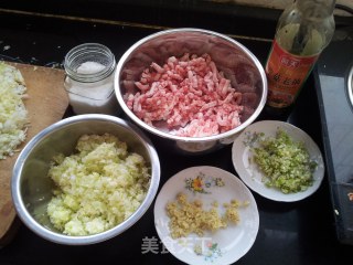 猪肉白菜饺子的做法步骤：1