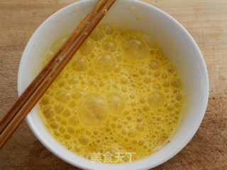 菠菜虾皮炒鸡蛋的做法步骤：1