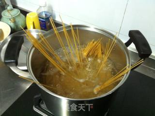 椰奶鱿鱼包菜意大利面的做法步骤：1