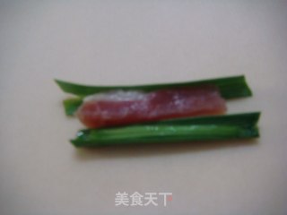咸肉大蒜春卷的做法步骤：2