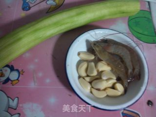 丝瓜鲜虾盅的做法步骤：1