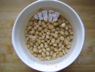黄豆猪手汤的做法步骤：2