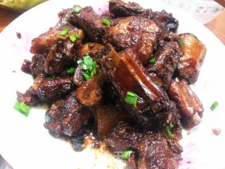 糖醋排骨（糖醋汁的配比和妙用~甜酸口绝佳美味~）的做法步骤：1