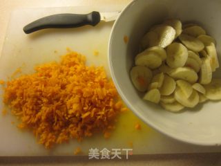 红萝卜香蕉鸡蛋饼的做法步骤：2